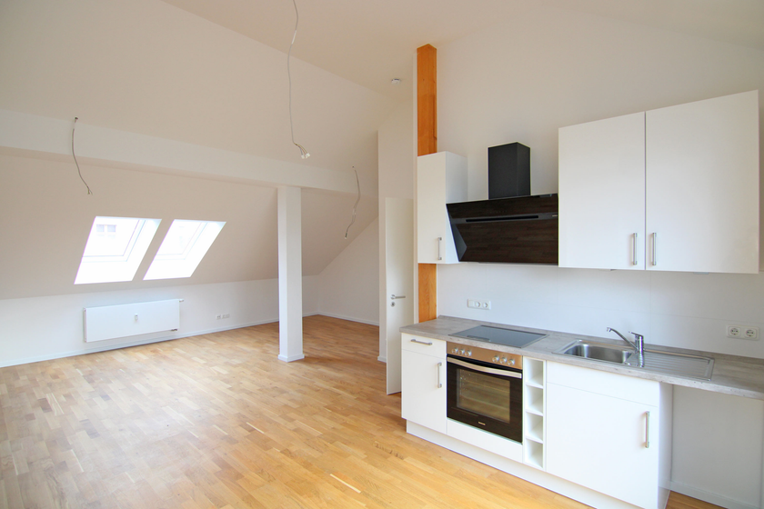 Wohnzimmer mit offener Küche