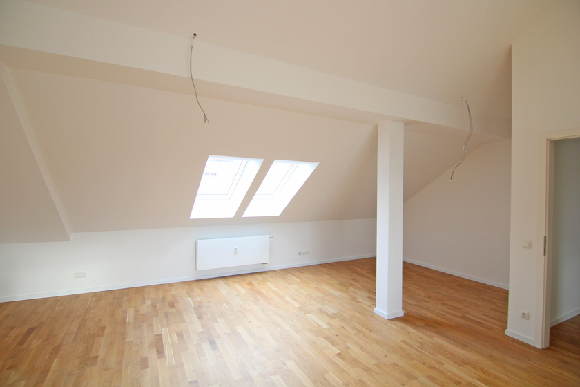 Wohnzimmer mit offener Küche