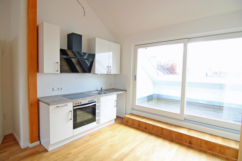 Wohnzimmer mit offener Küche