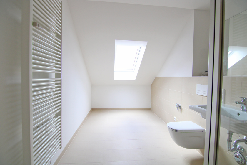 Elegantes Bad mit Fenster