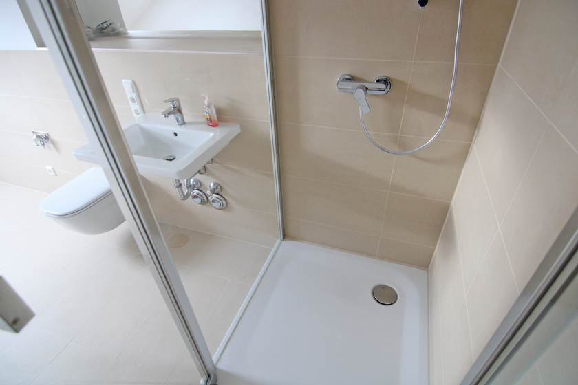 Elegantes Bad mit Fenster