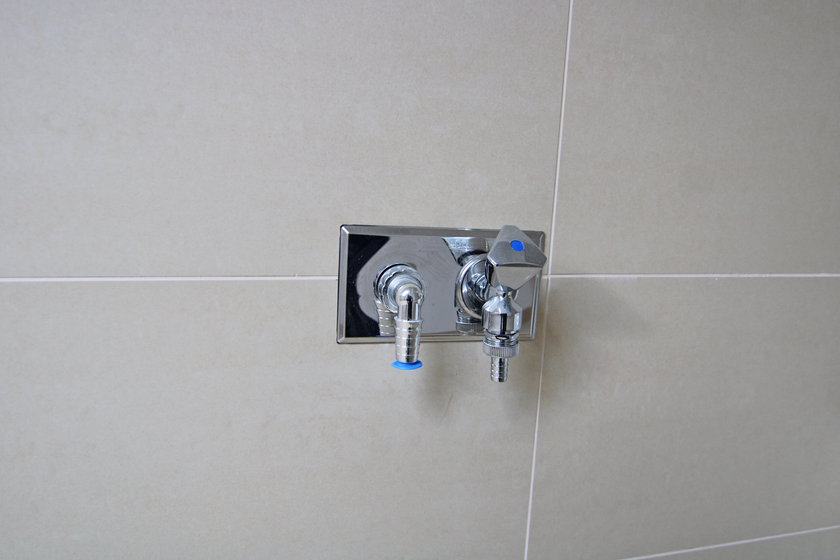 Elegantes Bad mit Fenster