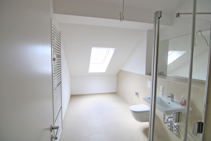 Elegantes Bad mit Fenster