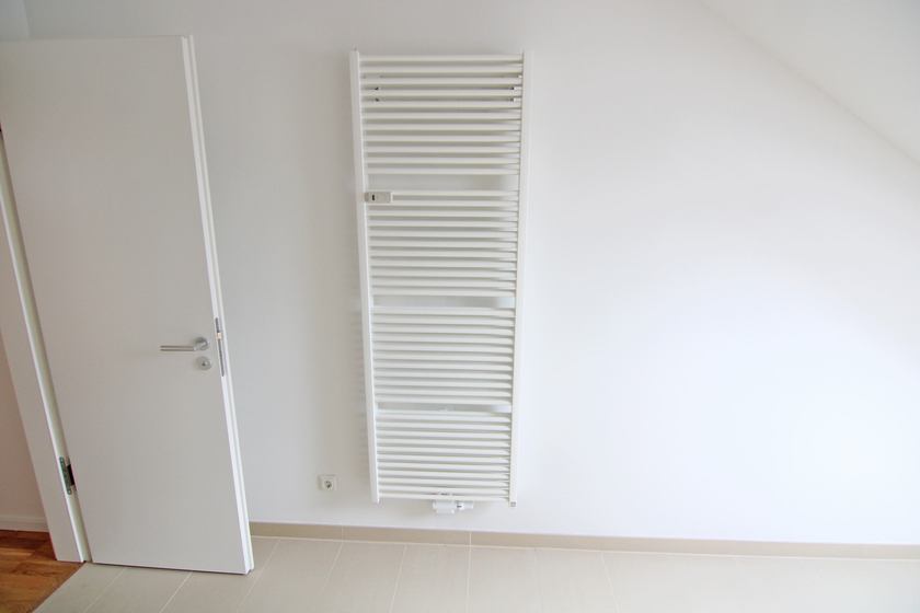 Elegantes Bad mit Fenster