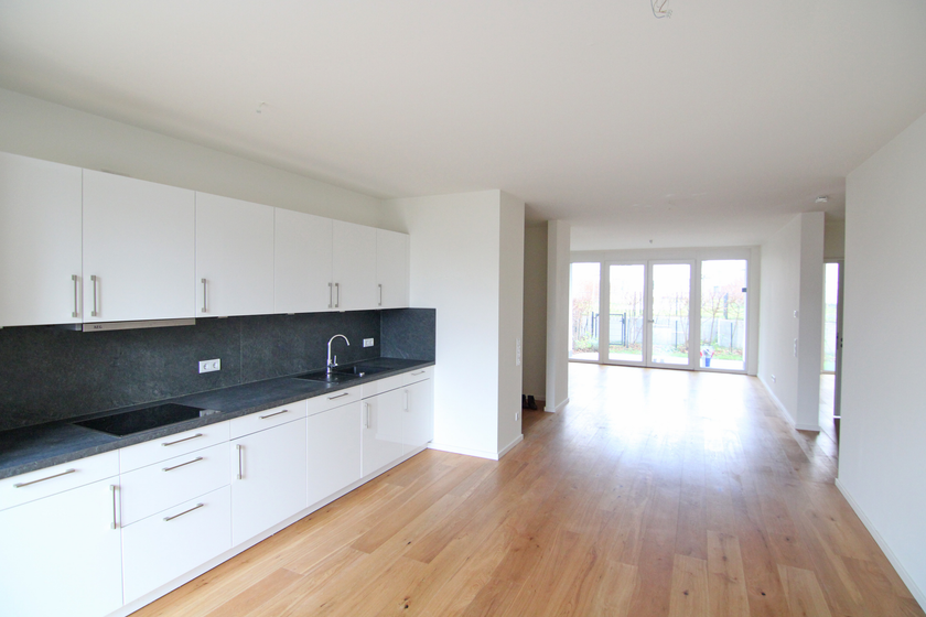 Bildschöne, modernisierte Altbauwohnung mit Parkett, EBK und 2 Balkonen! - Foto 3