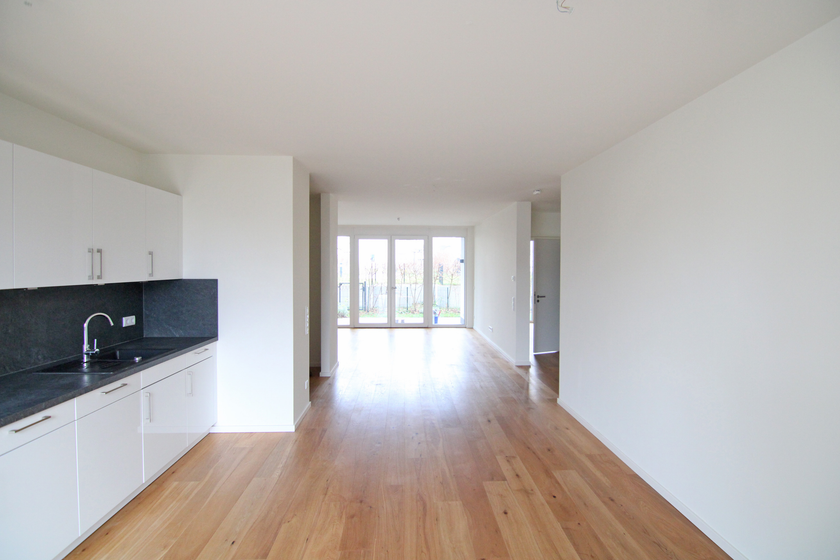 Bildschöne, modernisierte Altbauwohnung mit Parkett, EBK und 2 Balkonen! - Foto 1