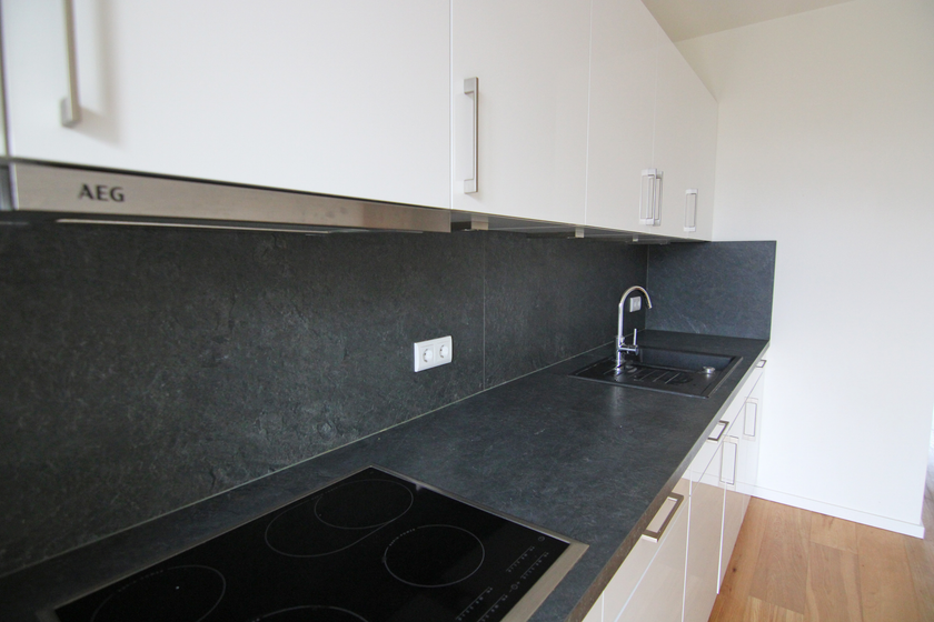 Bildschöne, modernisierte Altbauwohnung mit Parkett, EBK und 2 Balkonen! - Photo 3