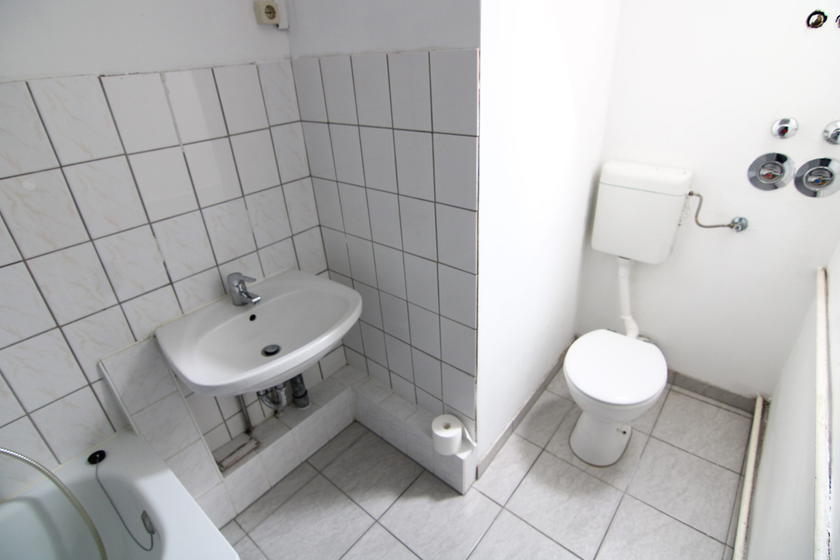 Tolle Altbauwohnung mit Dielenböden - ruhige Lage am Wehneltsteig, mit Renovierungsbedarf - Photo 4