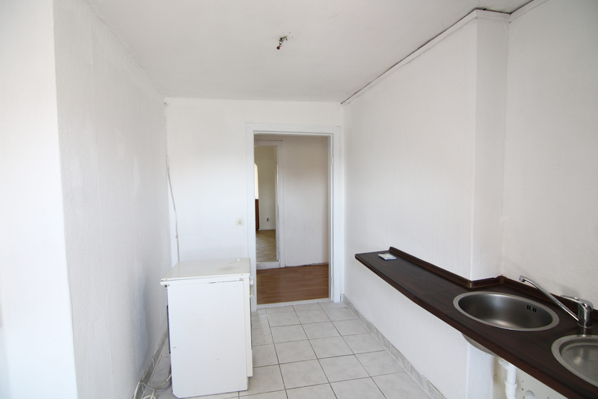 Tolle Altbauwohnung mit Dielenböden - ruhige Lage am Wehneltsteig, mit Renovierungsbedarf - Photo 2