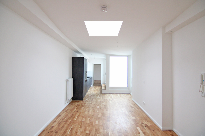 Wohnzimmer mit offener Küche