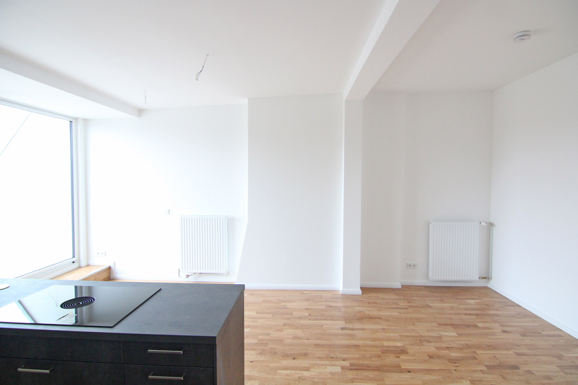 Wohnzimmer mit offener Küche