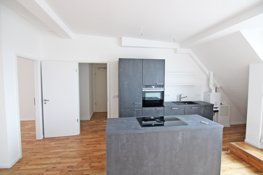 Wohnzimmer mit offener Küche