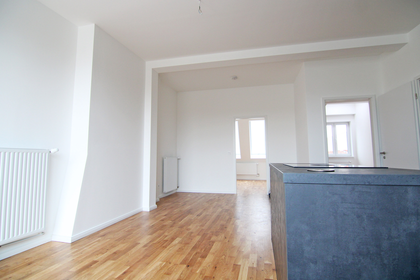 Wohnzimmer mit offener Küche