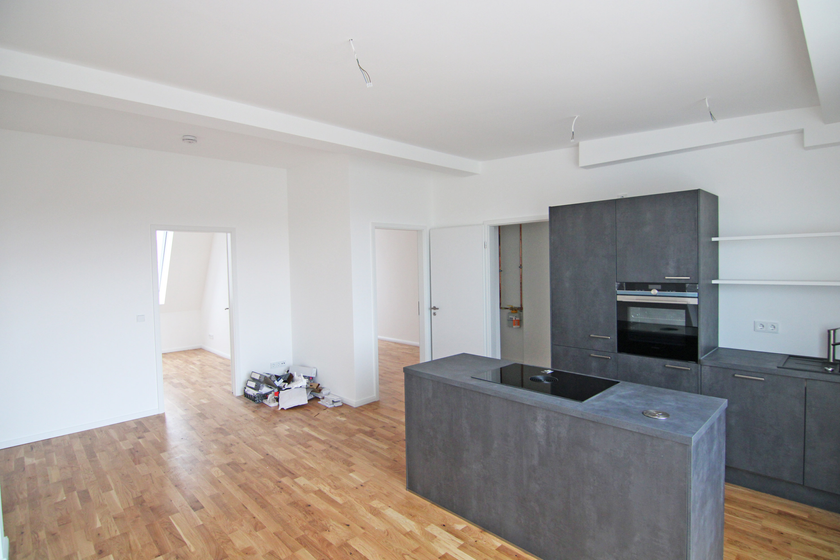 Wohnzimmer mit offener Küche