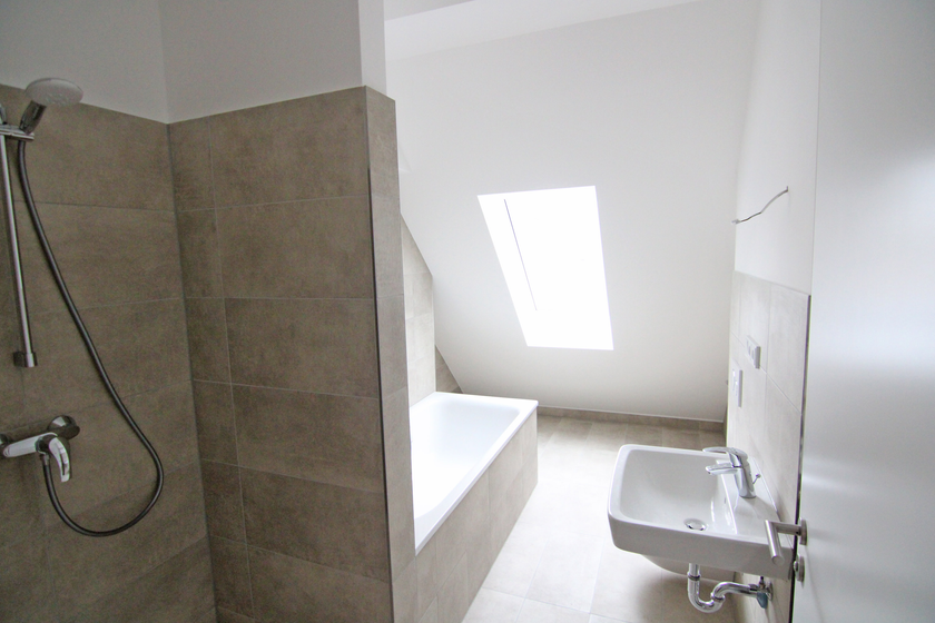 Elegantes Bad mit Wanne + Du