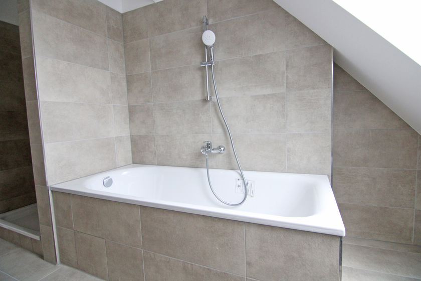 Elegantes Bad mit Wanne + Du