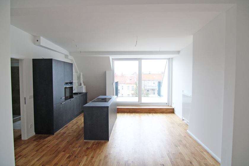 Wohnzimmer mit offener Küche
