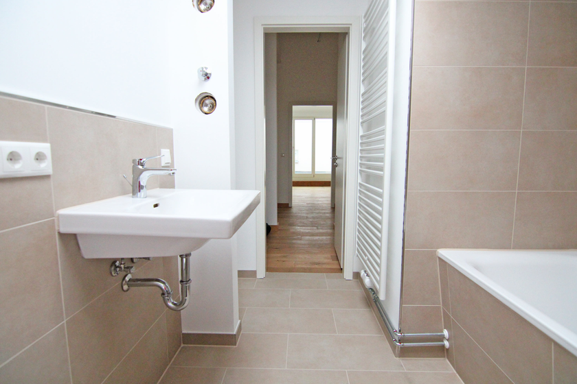Schickes Wannenbad mit Fenster
