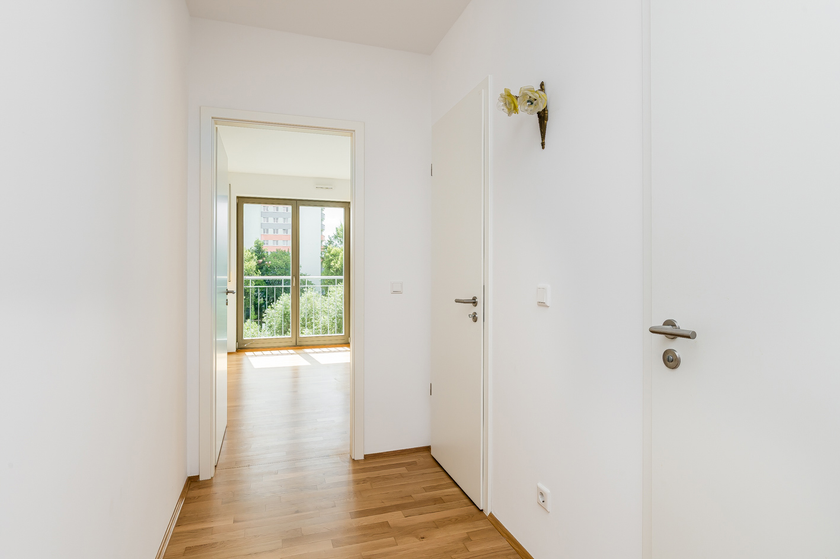 Blick zu einem d. Schlafzimmer