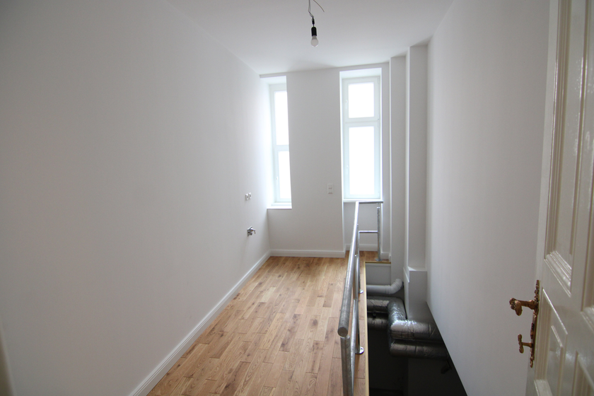 Halbes Zimmer mit Kellerabgang