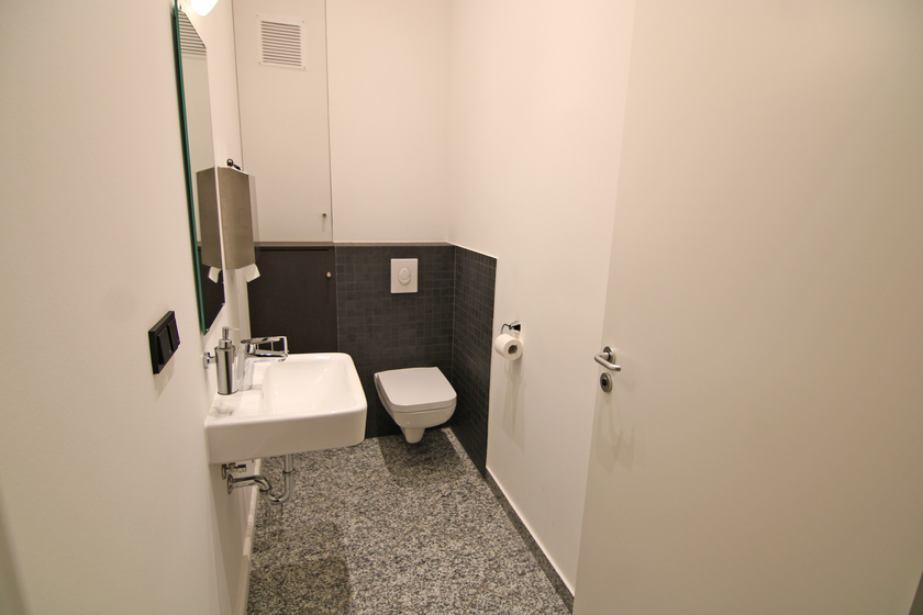 Elegant gefliestes WC