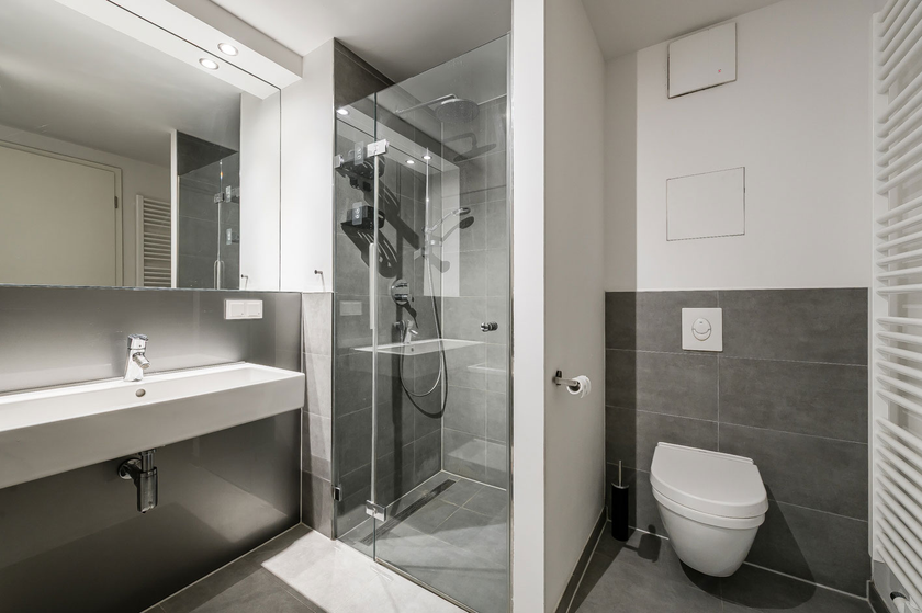 Elegantes Bad m. Wanne+Dusche