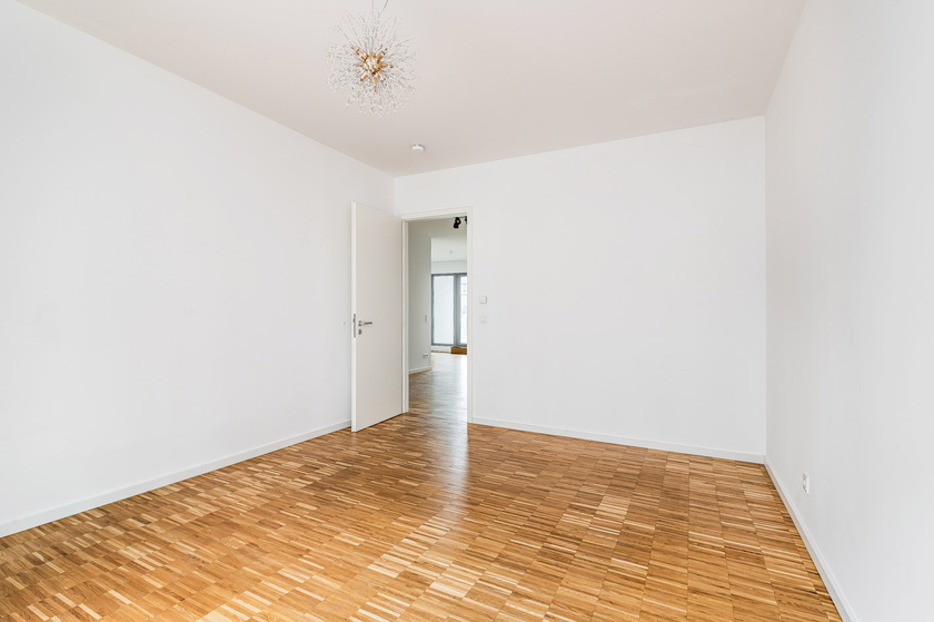 Bildschöne, modernisierte Altbauwohnung mit Parkett, EBK und 2 Balkonen! - Foto 4