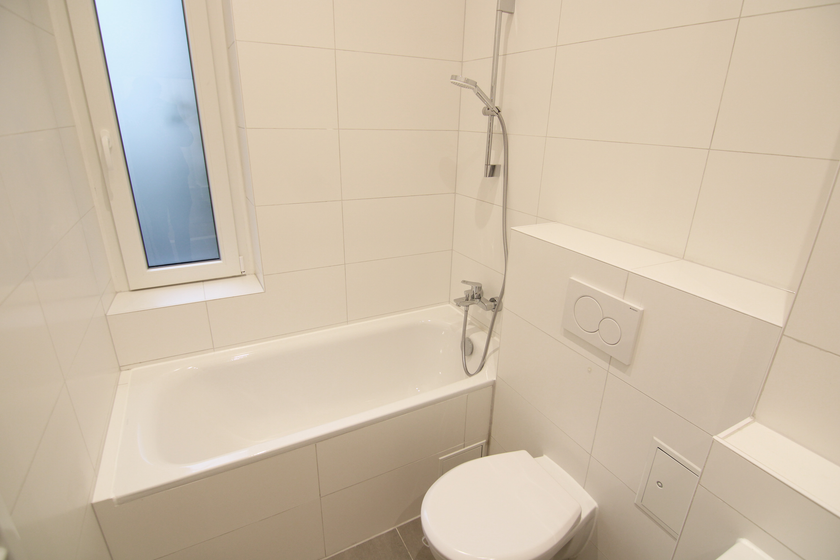 Neues Wannenbad m. Fenster