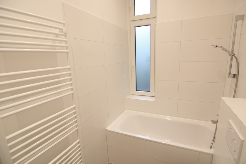 Neues Wannenbad m. Fenster