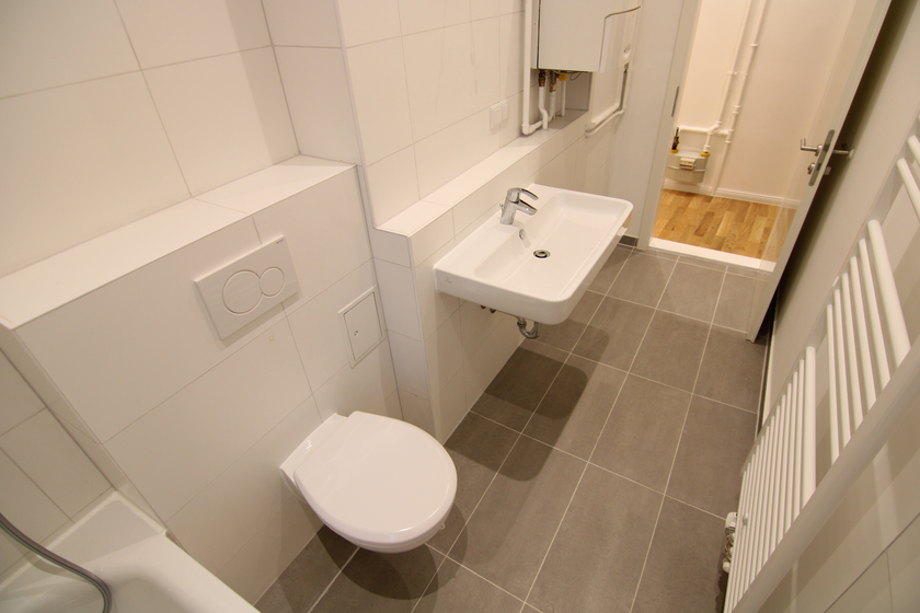 Neues Wannenbad m. Fenster