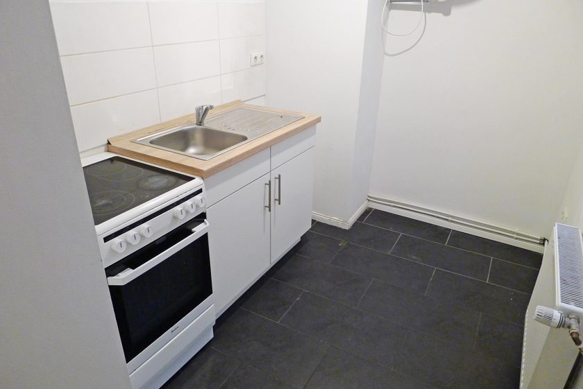 Küche mit Herd und Spüle