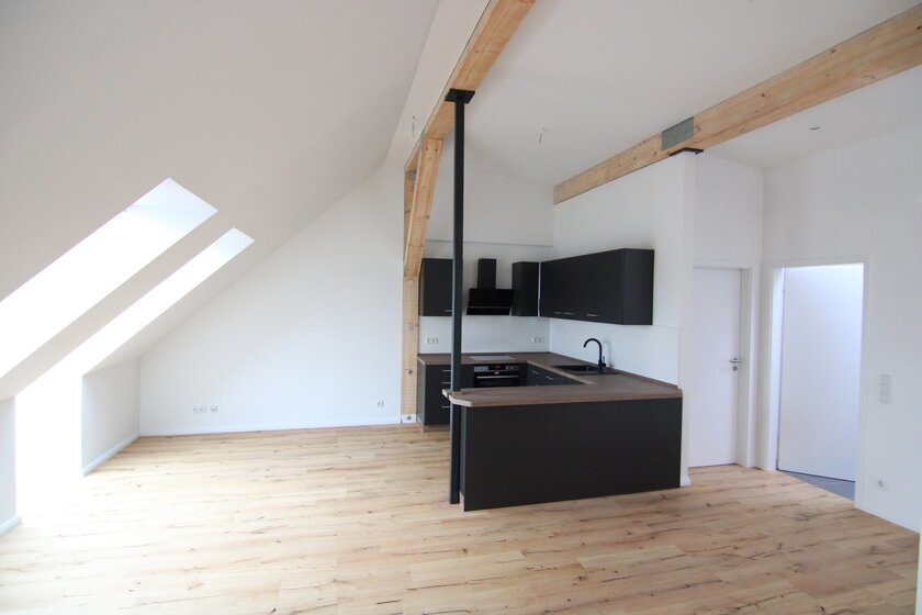 Bildschöne, modernisierte Altbauwohnung mit Parkett, EBK und 2 Balkonen! - Photo 3