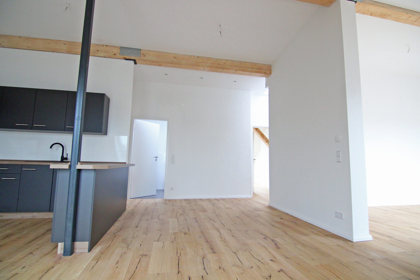 Bildschöne, modernisierte Altbauwohnung mit Parkett, EBK und 2 Balkonen! - Photo 1