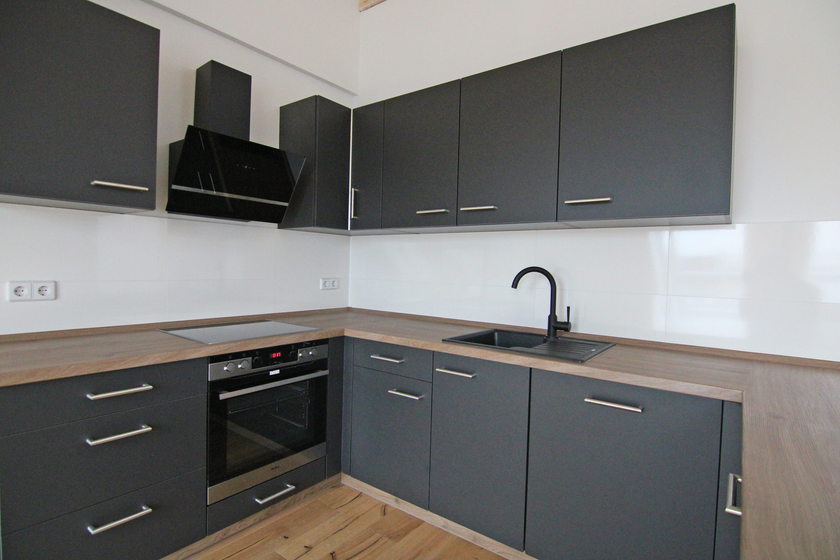 Bildschöne, modernisierte Altbauwohnung mit Parkett, EBK und 2 Balkonen! - Photo 5