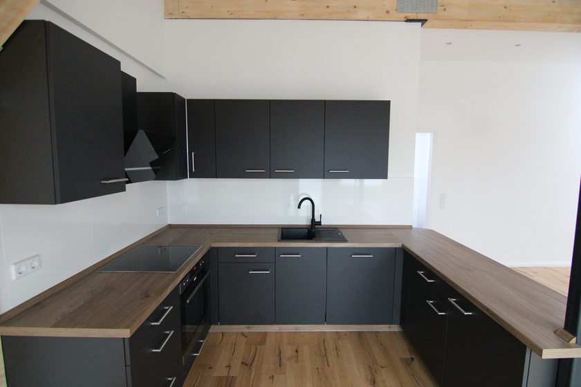 Bildschöne, modernisierte Altbauwohnung mit Parkett, EBK und 2 Balkonen! - Photo 4