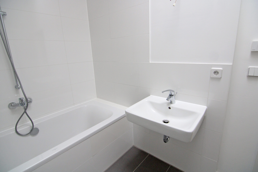 Bildschöne, modernisierte Altbauwohnung mit Parkett, EBK und 2 Balkonen! - Photo 5