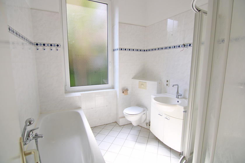 Bad mit Wanne + Dusche