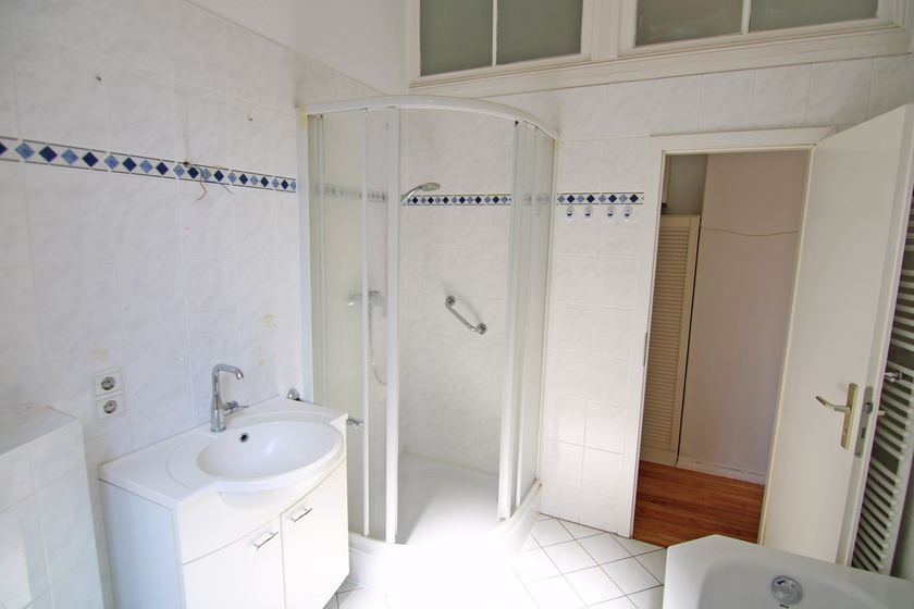 Bad mit Wanne + Dusche