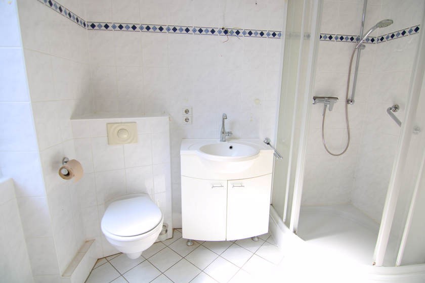 Bad mit Wanne + Dusche