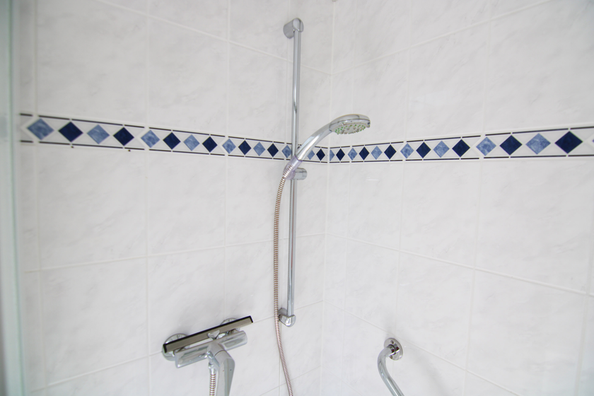 Bad mit Wanne + Dusche