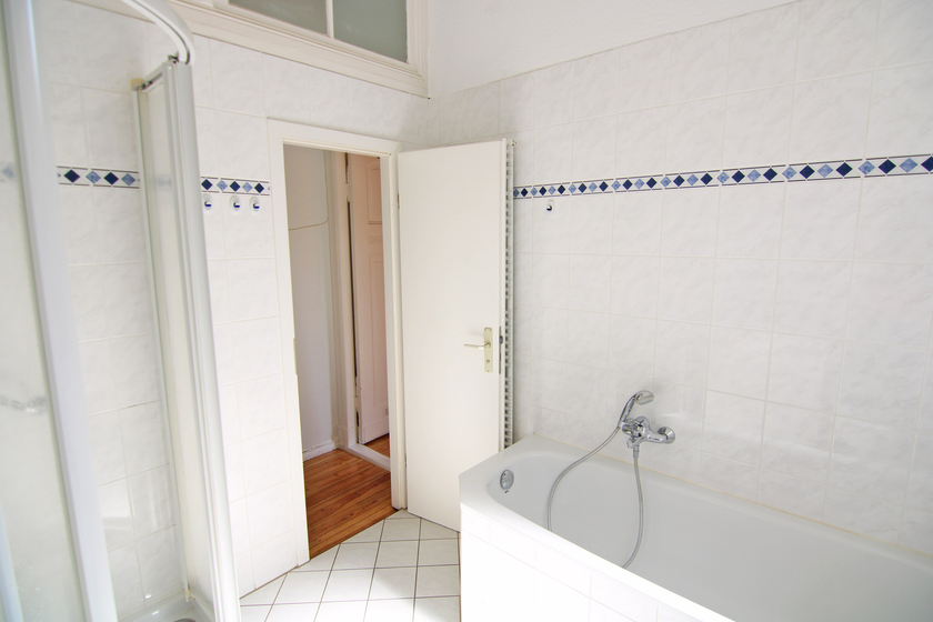 Bad mit Wanne + Dusche