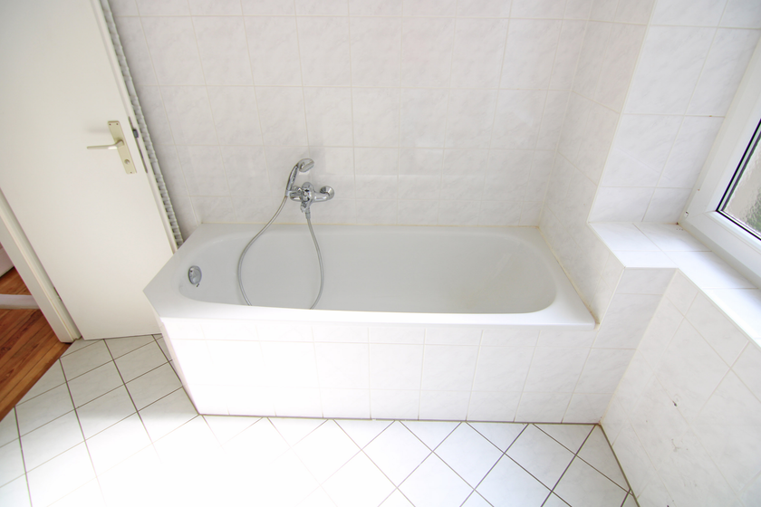 Bad mit Wanne + Dusche