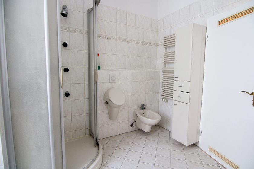 Großes Bad mit Wanne+Dusche