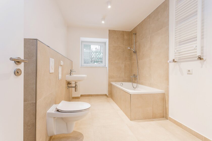 Neues Wannenbad mit Fenster Neues Wannenbad mit Fenster