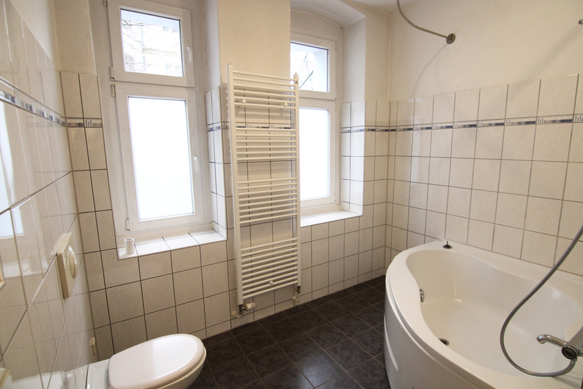 Bad mit Fenster + Eckwanne