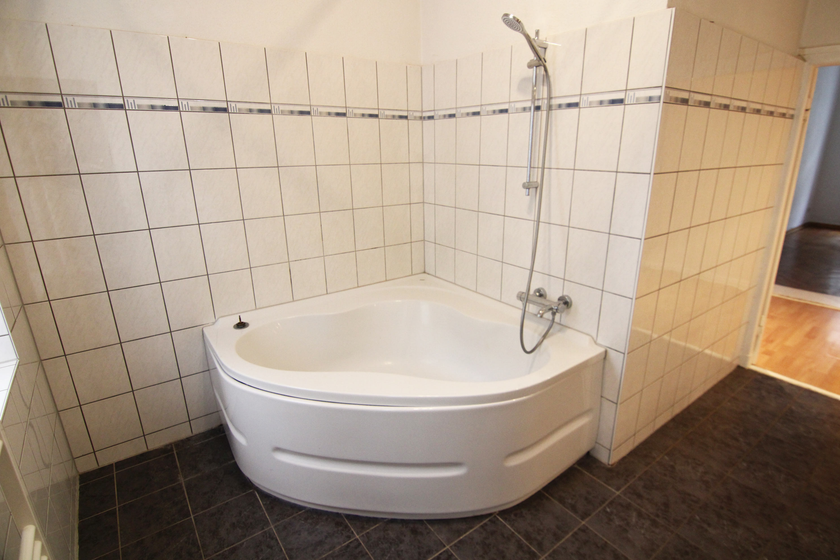 Bad mit Fenster + Eckwanne