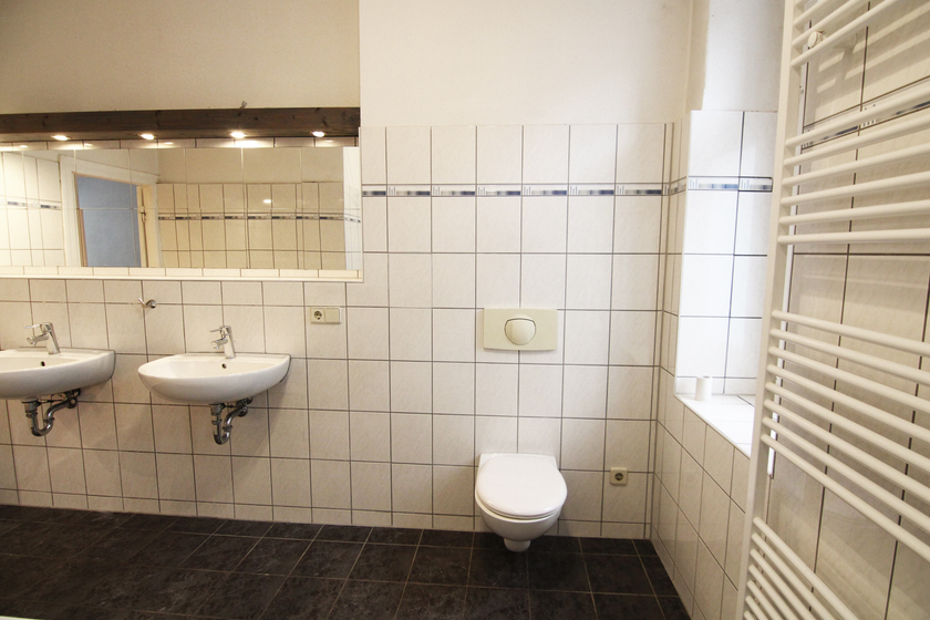 Bad mit Fenster + Eckwanne