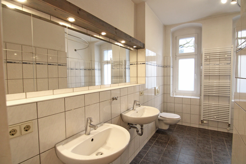 Bad mit Fenster + Eckwanne