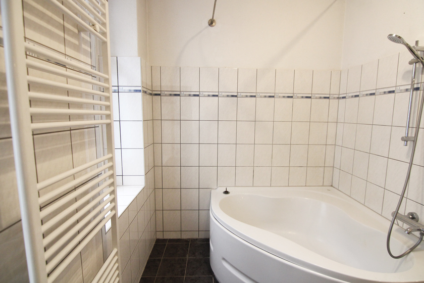 Bad mit Fenster + Eckwanne