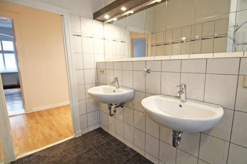 Bad mit Fenster + Eckwanne